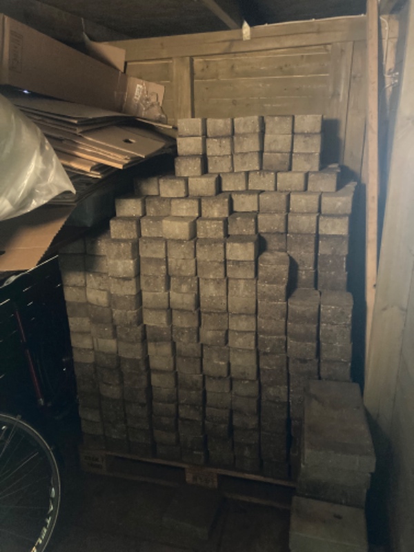 Kører fliser til genbrugplads