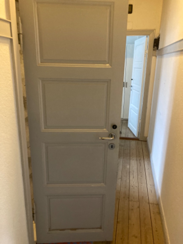 Slebet og malet 2 stk indvendige døre samt dørkarme. Skal males hvidt.