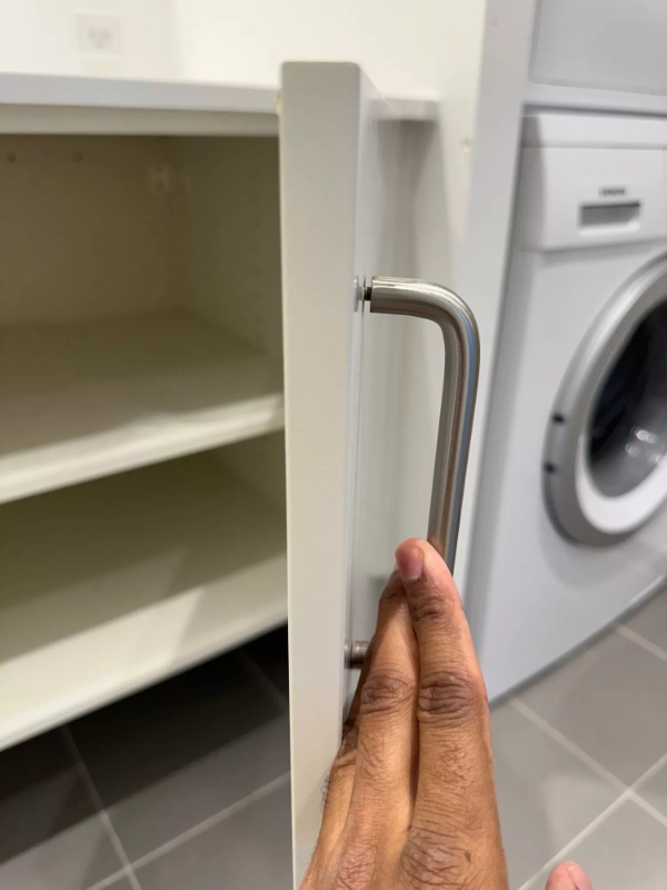 Reparation af 3 løse dørhåndtag og 1 skabshængsel i lejlighed i Vallensbæk Strand