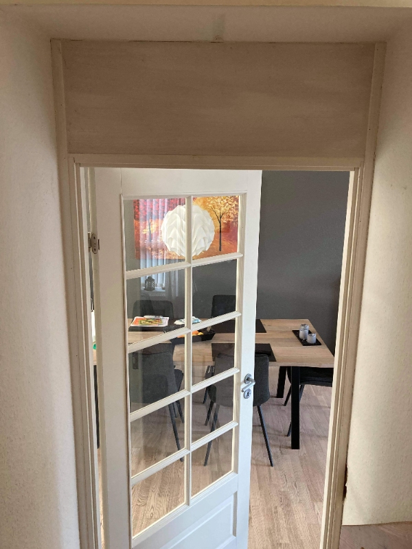 Opsætning af dørkarm og dør.