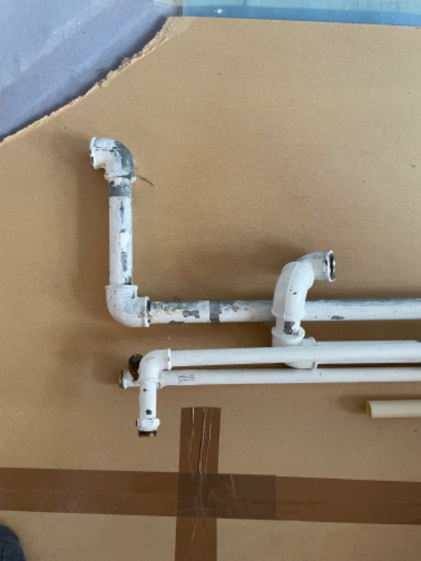 Båret sække med byggeaffald ned fra 4. sal