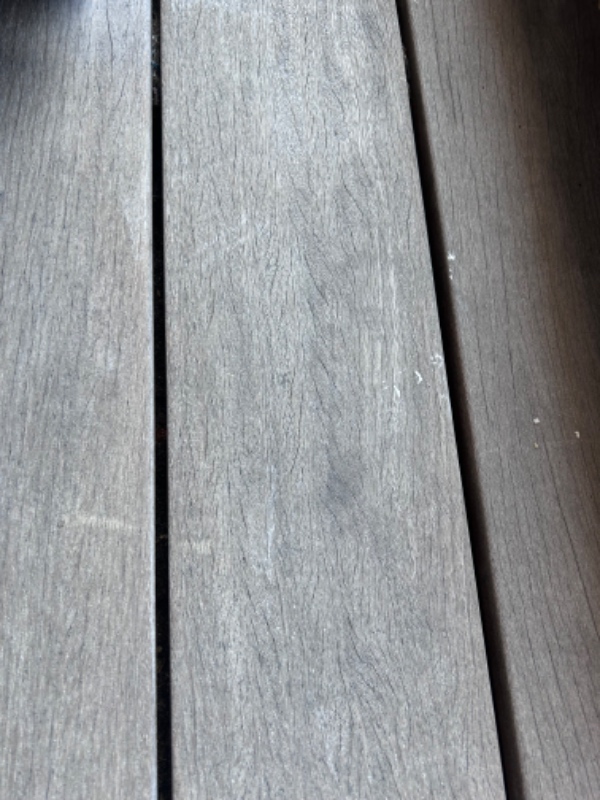 Rengøring, slibning, oliering og algebehandling af altan