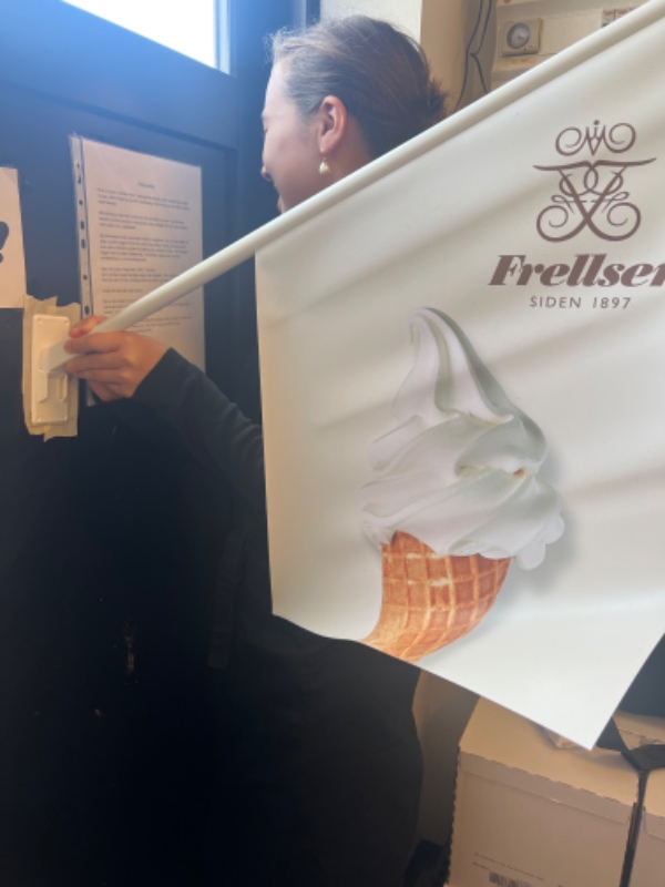 Ophængning af holder til små flag på facade