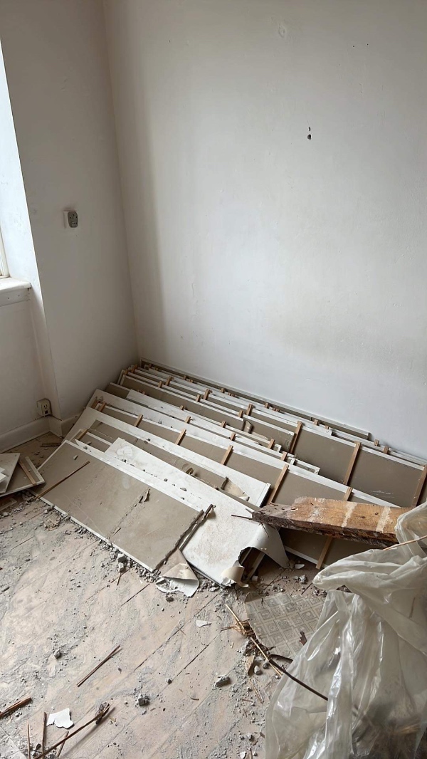 Afhentet bggeaffald fra en lejlighed på 2. Sal. En nedrevet væg, loftsplader fra to stuer,