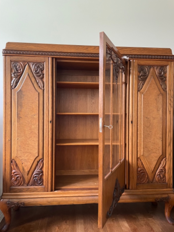 Bortskaffet et tungt vitrineskab