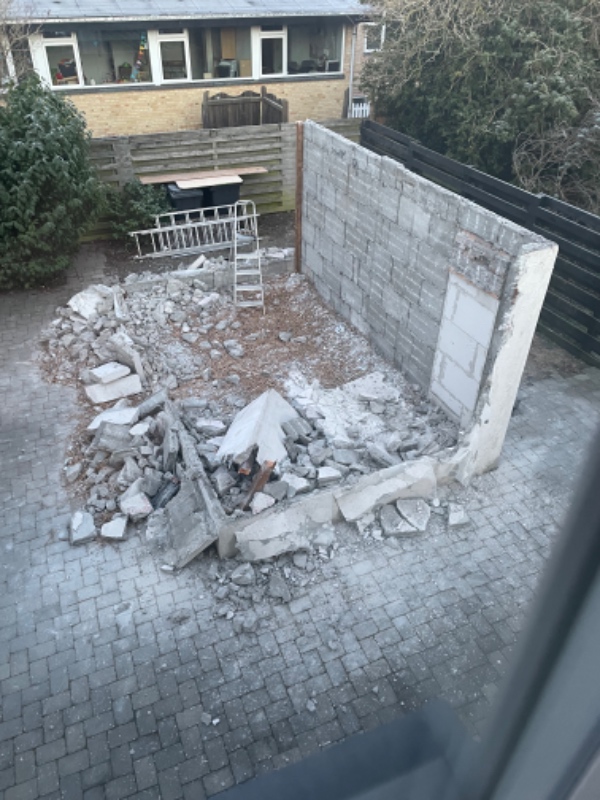 Fjernet mur + affald (beton)