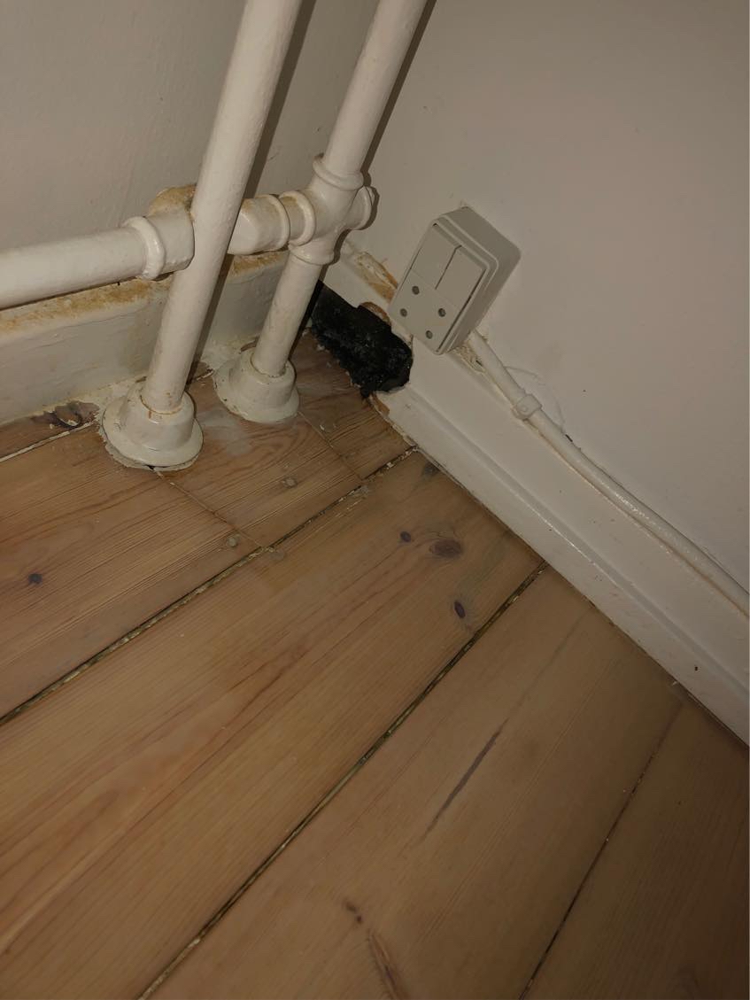 Hjælp til at få spartlet/lukket store huller i væg. En stribe tapet efter fjernelse af væg.