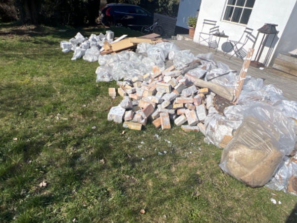 Jeg har omkring 10m2 byggeaffald der skal bortskaffes/afhentes. Mursten, gasbeton, puds, lidt isoler