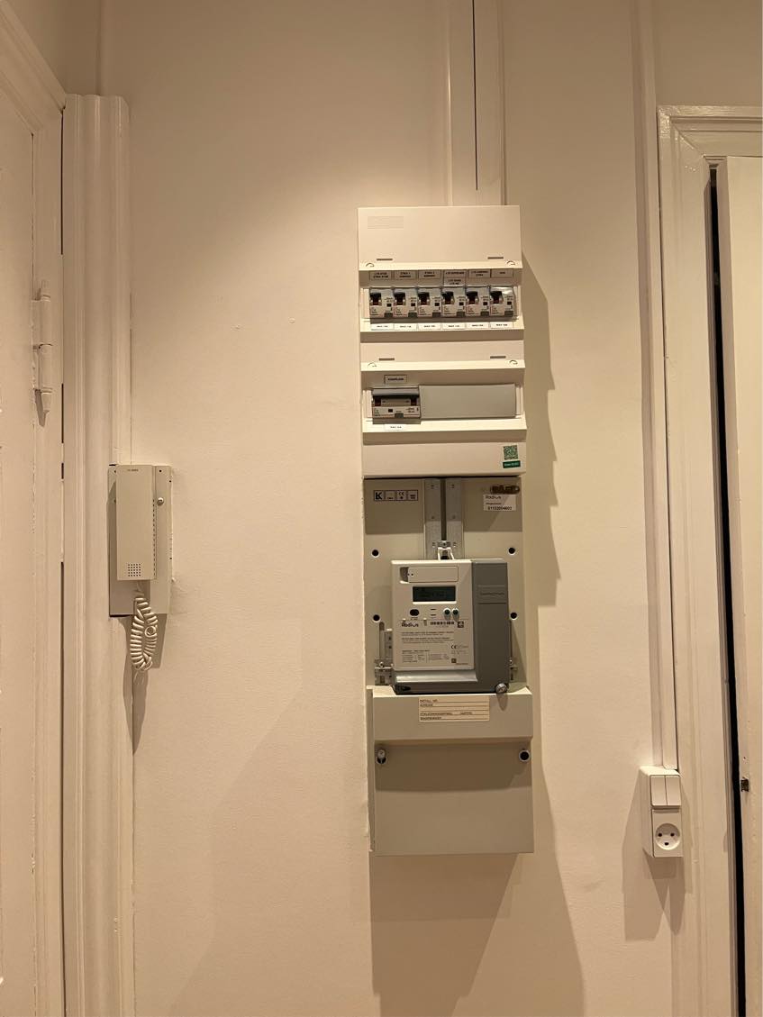 At lave et skab og sætte det op til skjul af elmåler