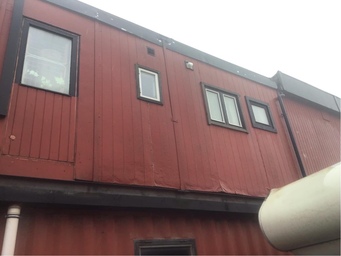 Udvendig side ( ca.12+3m ) på skur-hus i førstesalshøjde, så det kræver et stillads !