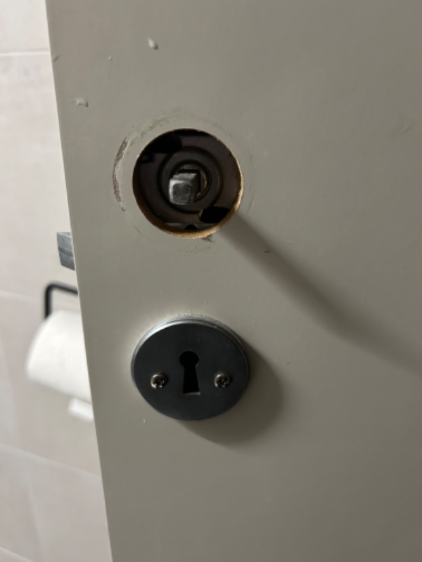 Montering af dørhåndtag til badeværelse