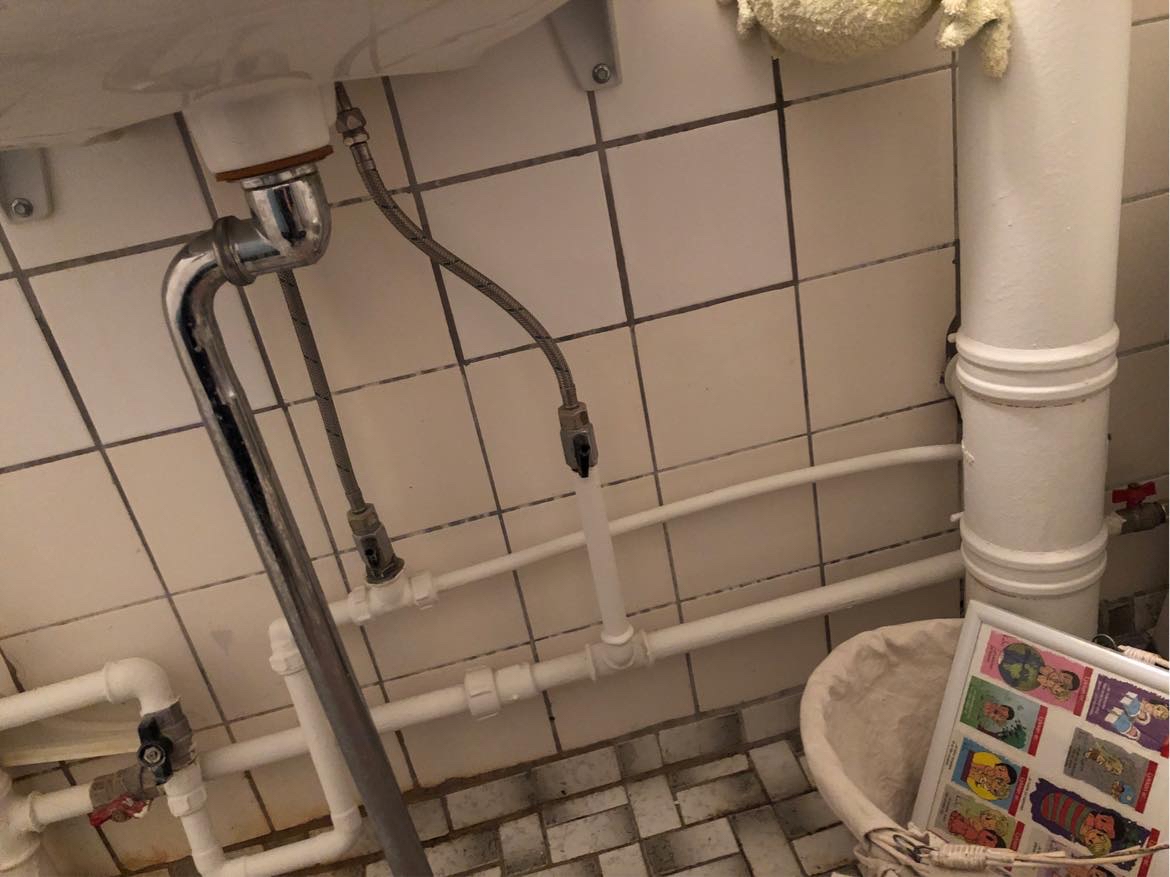 Blandingsbatteri skal sættes på. OBS: Blå ballofix virker ikke.Der skal vides hvordan der slukkes for vandet