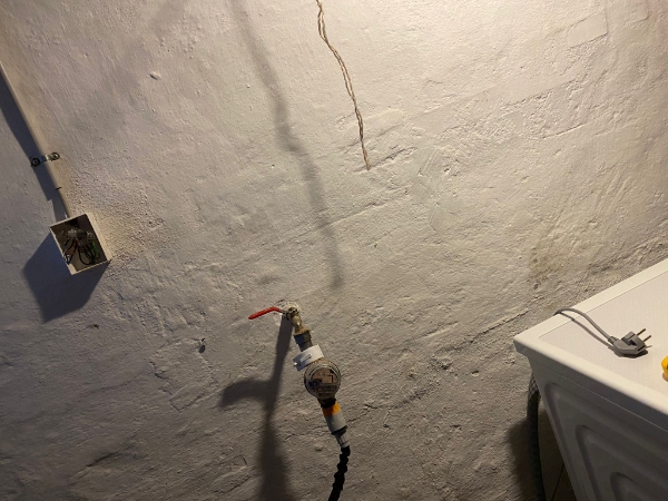 Tilslutning af vaskemaskines strømkabel til boks på væggen