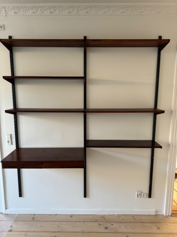 Ophængning af reolsystem og to lamper