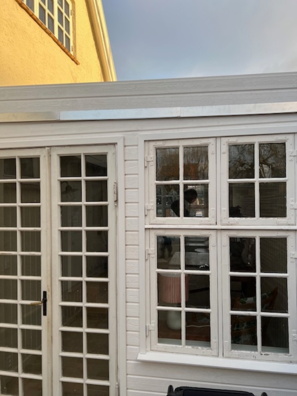 Malet sokkel samt sprossevinduer (udvendigt)