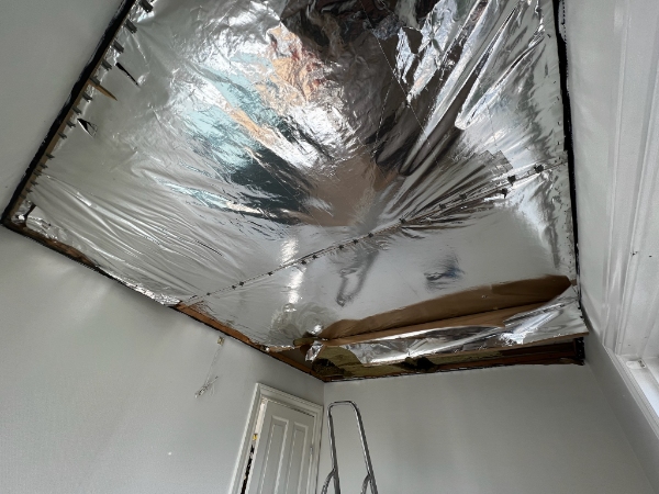 Lille nedrivningsjob: Skal have pillet et sænket loft ned på 8m2