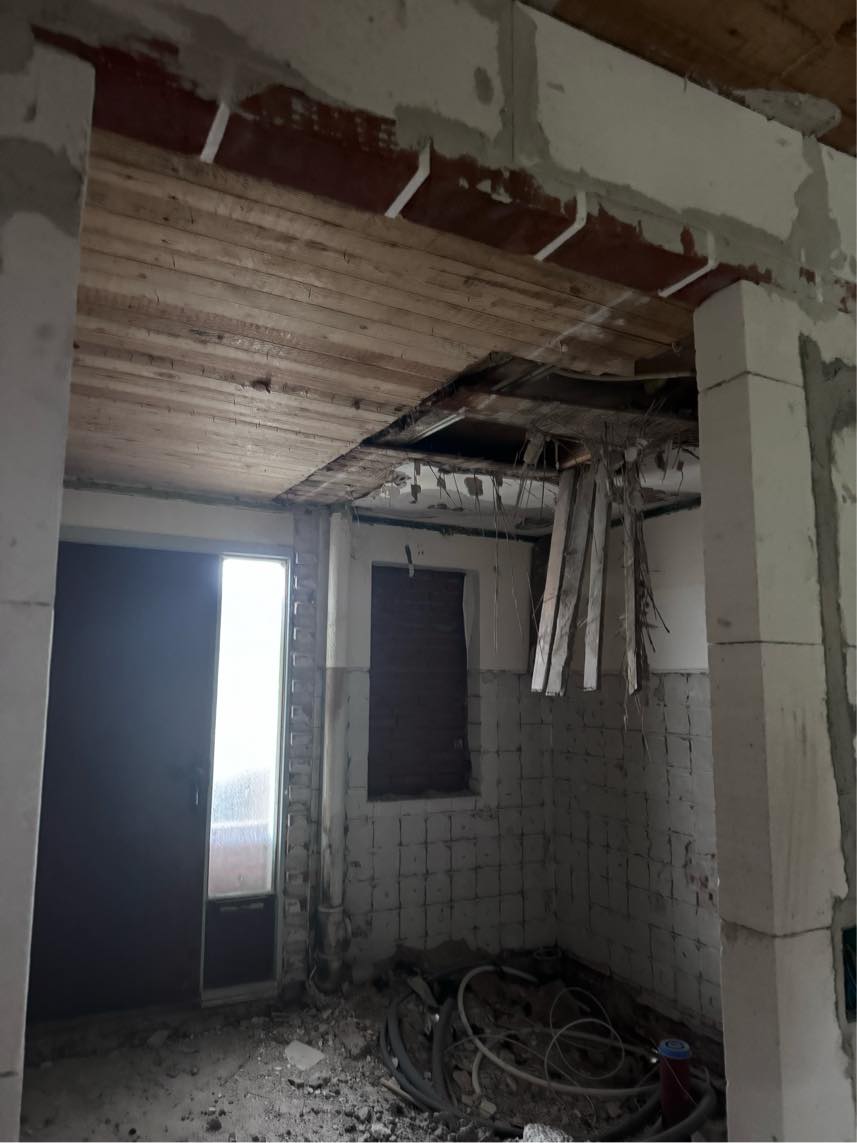 Fjerne loft i 2 rum og bortskaffe affald