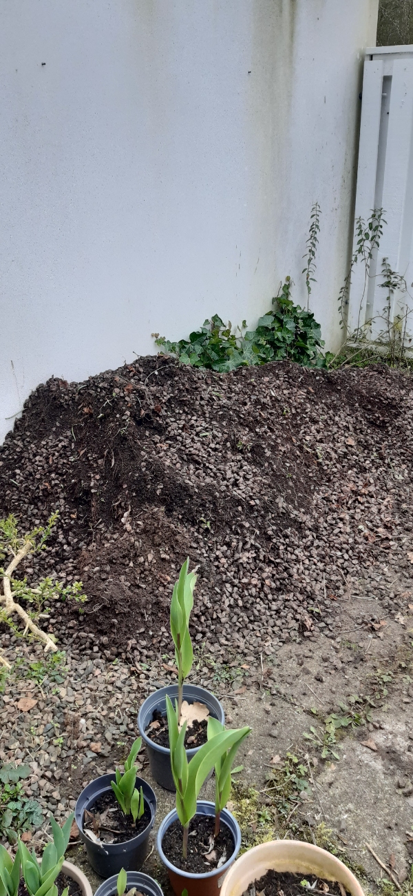 Afhentning af ca. 1,5 tons granitskærver. Lidt jord i blandt.