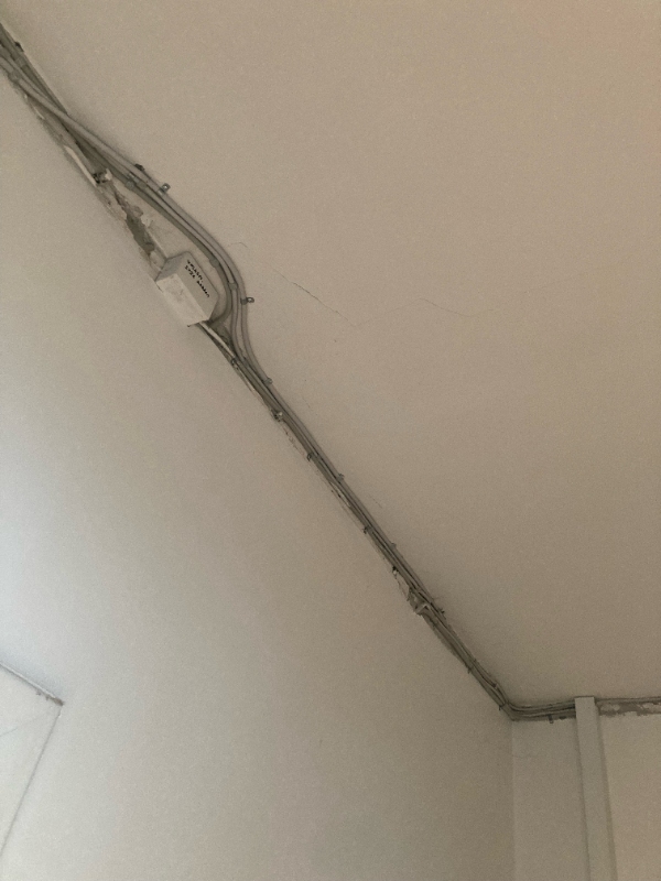 Tilbud ønskes: El-installationer i loftet i gang skal dækkes