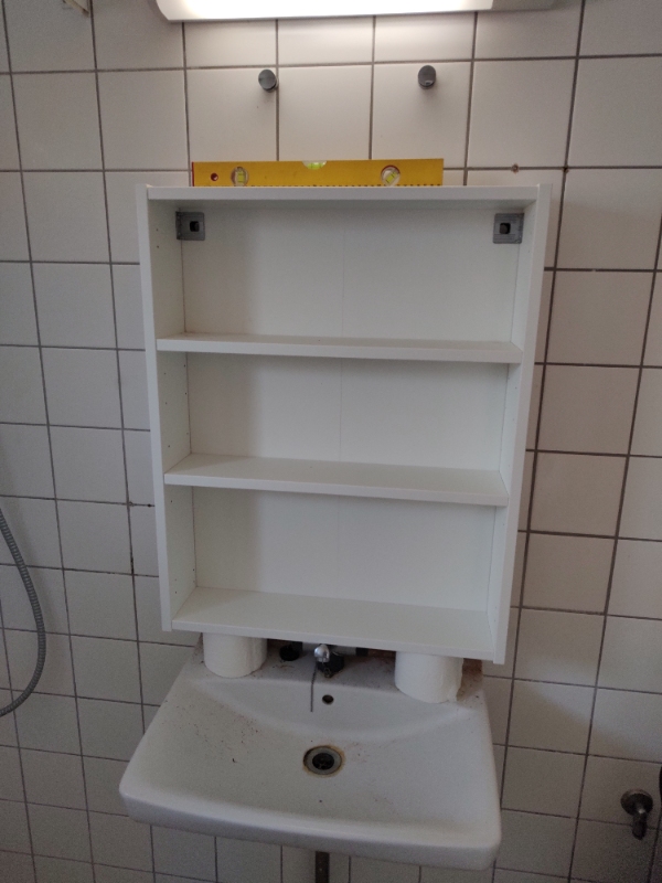 Skab i badeværelse skal sættes op...