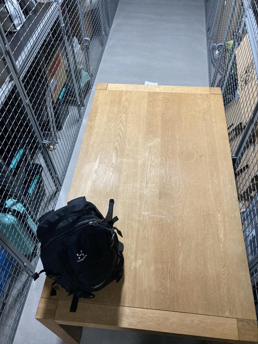 fragt af spisebord, reol og seng