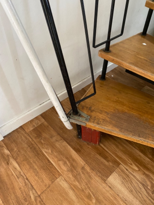 Renovering af spindeltrappe. Stål og trin af træ