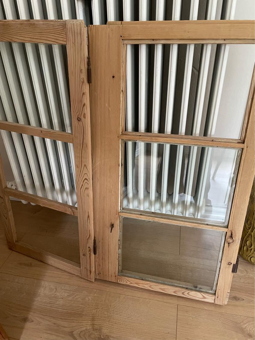 Hængt et tungt vitrineskab op på væg