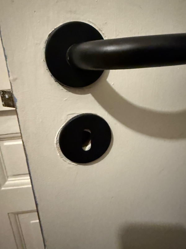 Isæt 2 spots og en lås