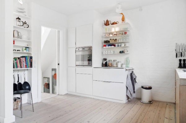 Indvendig maling af komplet ejendom. Byhus i Aarhus C, 3 etager. Boligarealet er 136 kvadratmeter stort, som er fordelt på 5 værelser.