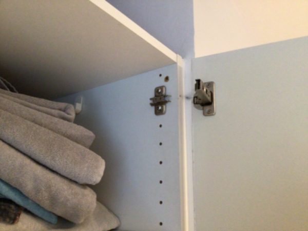 Garderobeskabslåge er røget af sine hængsler.