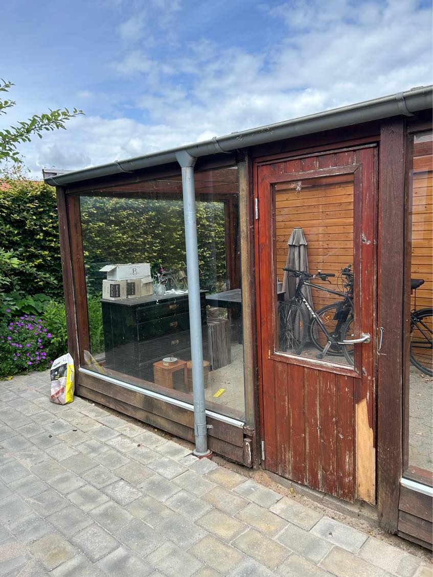 Nedrivning af to sider på udestue