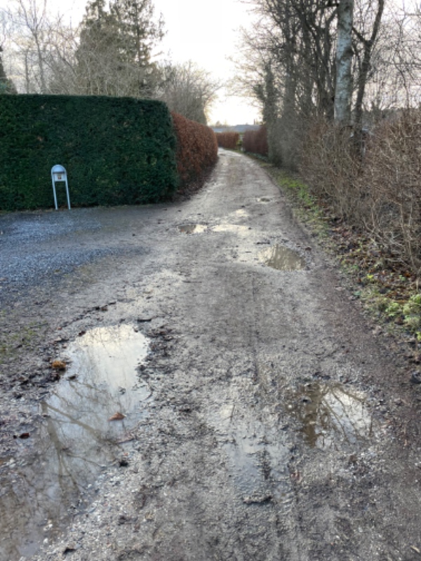 Huller på grusvej skal dækkes