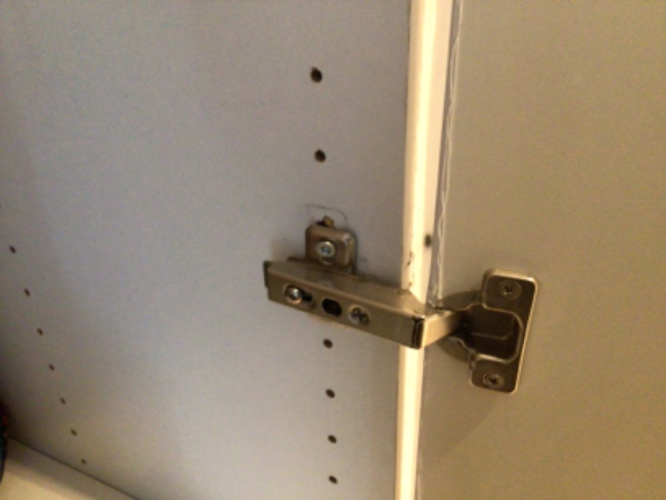 Garderobeskabslåge er røget af sine hængsler.