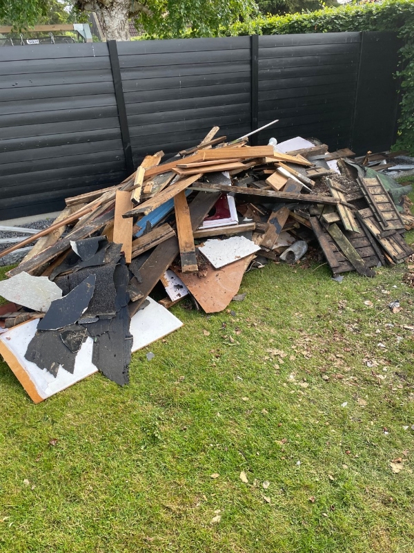 Afhentning af legehus, der er skilt ad