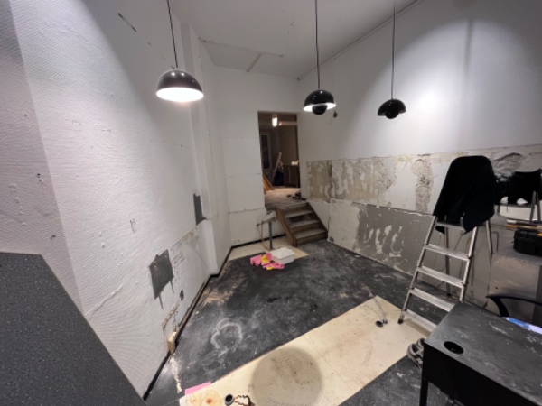 Fuld spartling og filt på vægge