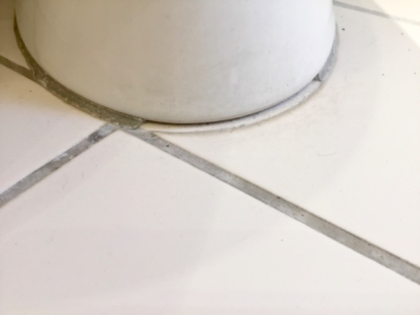 Skift af kontakt, fixe køkkenlågehængsel, fuge under toilet