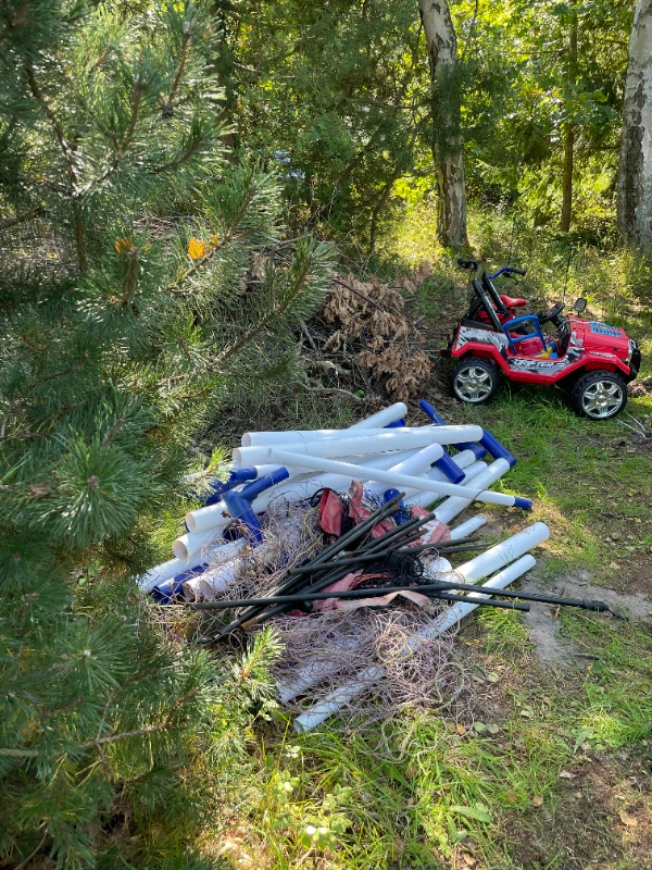 Fjerne gamle møbler, ting, brædder og isolering