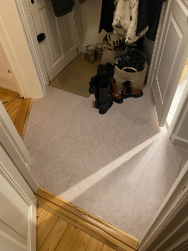 Vinyl ligges på linoleum i køkken