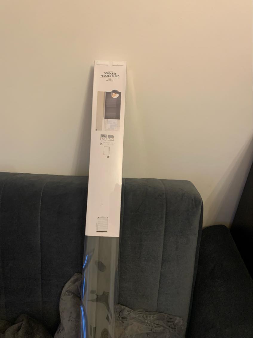 Ophæng af Spejl, tv og gardin. Samling af konsolbord. 