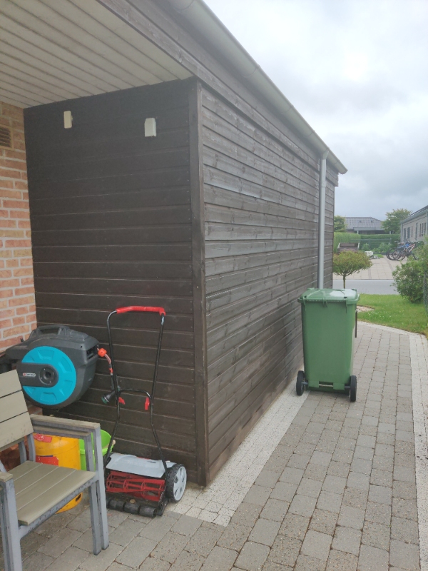 Udendørs trægavl skal males.