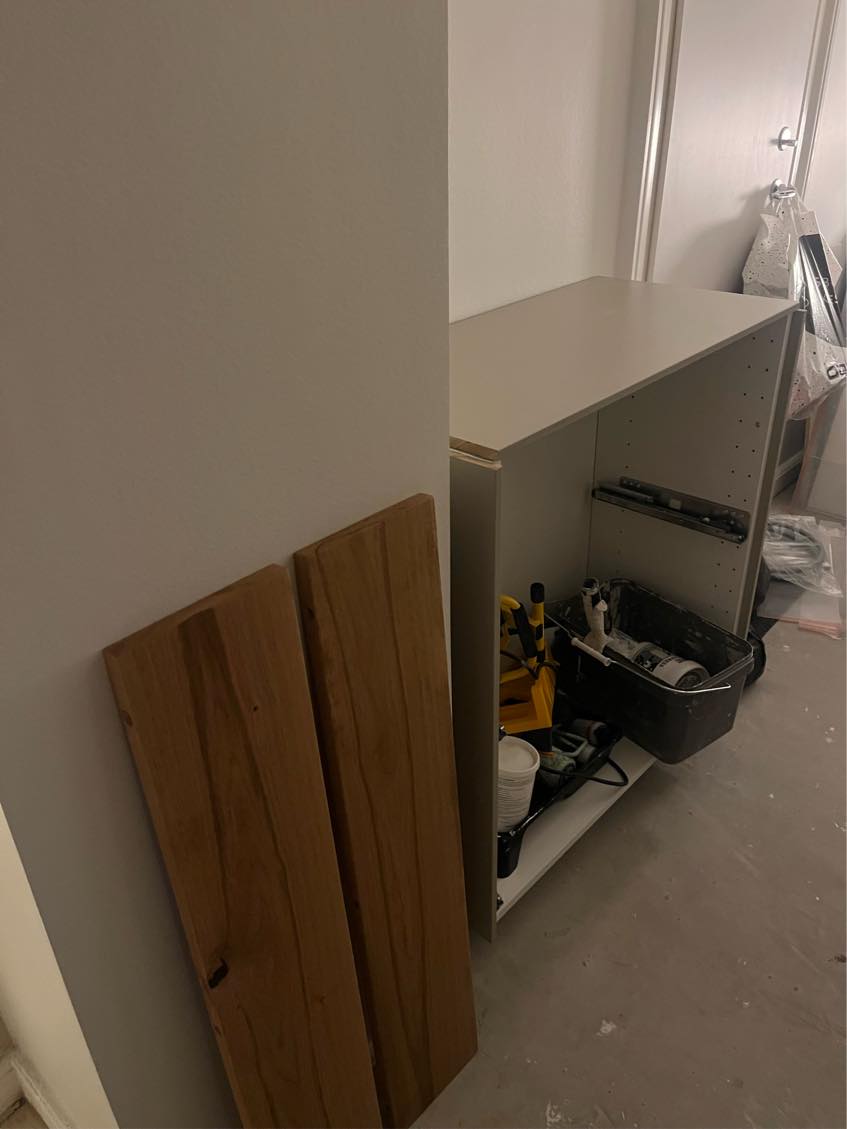 Skete kabinet fast i køkken og hænge to hylder op