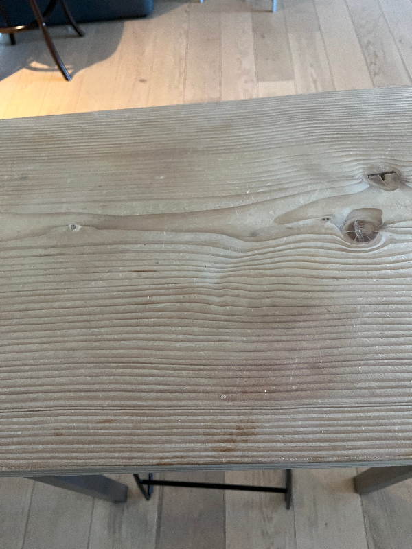 Slibning af lille bord af douglasgran. mål : 90x 45. Kan slibes på min altan. En trappestige af træ som skal forstærkes med skruer.