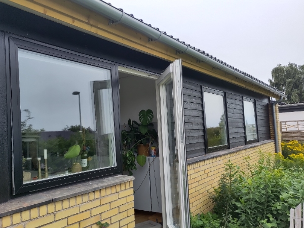 Malet træfacade og gavle