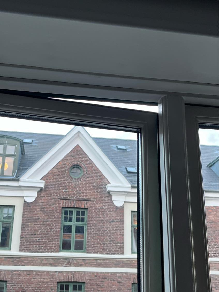 Hjælpe med en skæv vinduesramme eller skævt hængsel. Vinduet kam ikke lukkes.