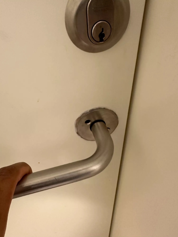 Reparation af 3 løse dørhåndtag og 1 skabshængsel i lejlighed i Vallensbæk Strand