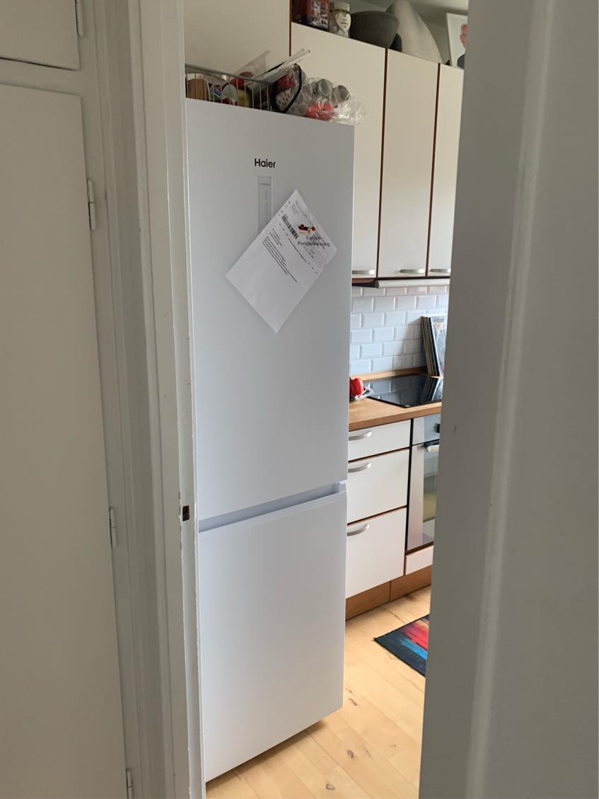 Køleskab skal på plads i skabsløsning der er lidt for lille