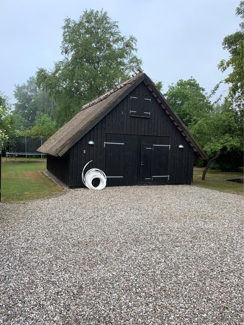 Maling af stakit og træbygning