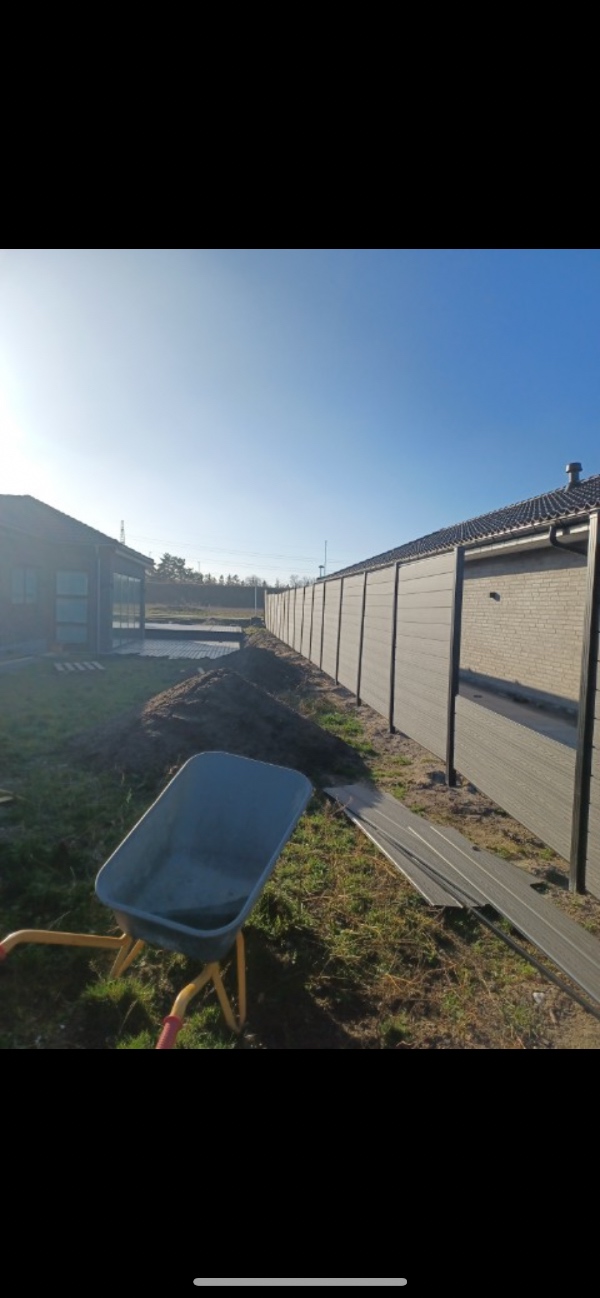 Ordne et skævt hegn