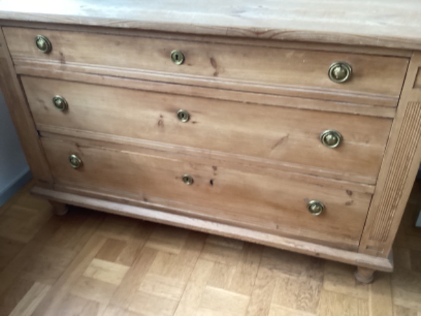 Hente en gammel kommode på 3. Sal
