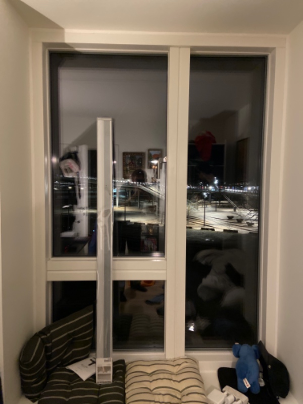 3 gardiner skal hænges op, bredde 130cm i en trækam